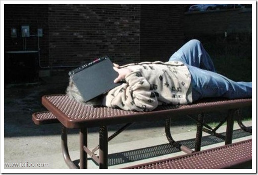 أسباب تجعلك تسرع بشراء كمبيوتر laptop-as-sunshade.j